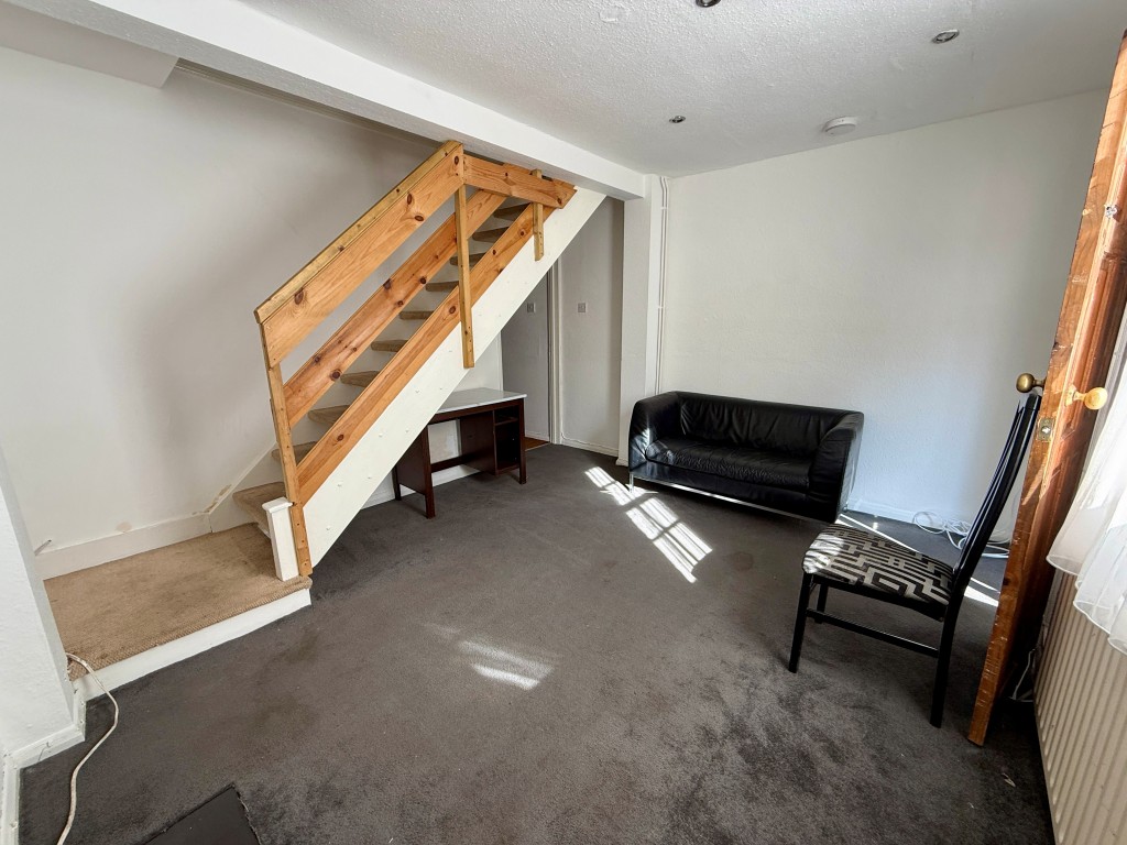 Lot: 19 - TWO-BEDROOM CITY HOUSE WITH PARKING TO REAR - Dining room